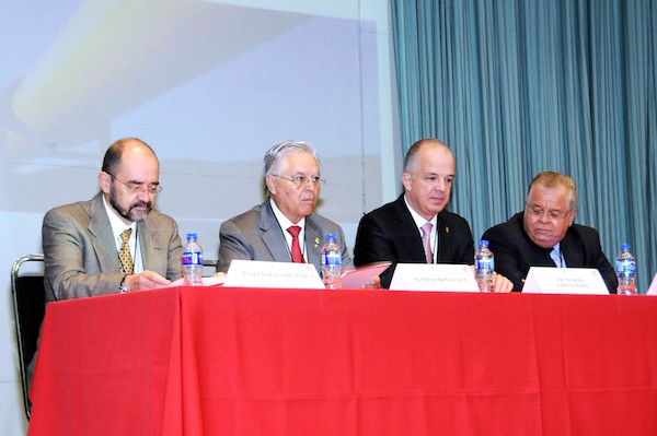 Presidium inaugural: Dr. Luis Álvarez Icaza Longoria, director del Instituto de Ingeniería de la UNAM; Ing. Alfonso Ramírez Lavín, director general de la Alianza FiiDEM; Ing. Fernando Gutiérrez Ochoa, presidente del Colegio de Ingenieros Civiles de México, y Dr. Reyes Juárez del Ángel, de la Academia de Ingeniería de México.